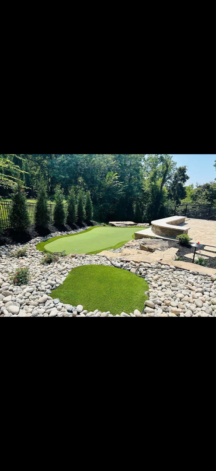 Putting green doble con isla de grama y piedra decorativa — Houston, TX
