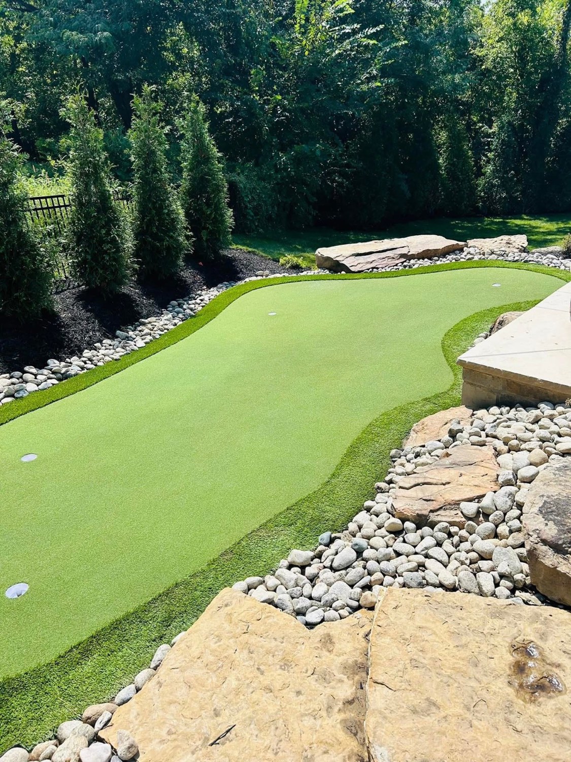 Putting green premium con borde de roca de río — Houston, TX