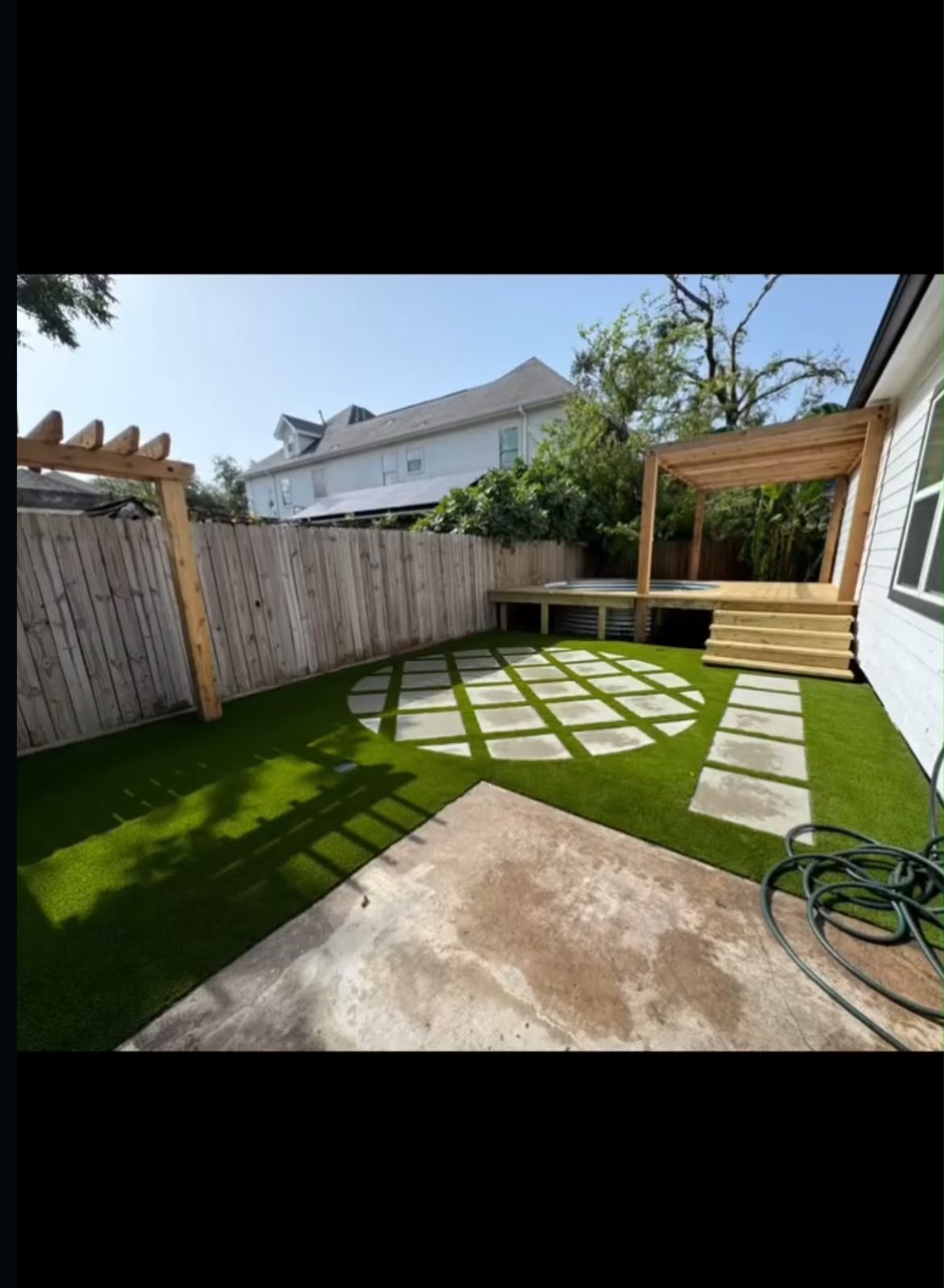 Patio y terraza con grama artificial y pavers
